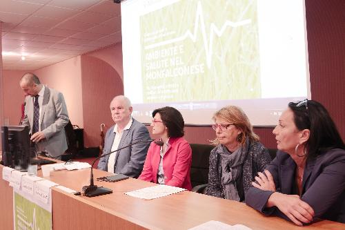 Luca Marchesi (Direttore generale ARPA), Riccardo Marchesan (Presidente UTI Carso Isonzo Adriatico), Sara Vito (Assessore regionale Ambiente ed Energia), Maria Sandra Telesca (Assessore regionale Salute, Integrazione socio-sanitaria, Politiche sociali e Famiglia) e Anna Maria Cisint (Sindaco Monfalcone) alla giornata di studi sulla correlazione tra ambiente e salute nel Monfalconese - Monfalcone 07/06/2017
